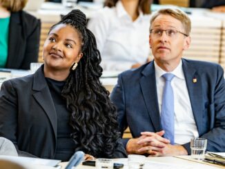 Sozialministerin Aminata Touré (Grüne) und Ministerpräsident Daniel Günther (CDU) wollen die Finanzierungslücke im Kita-System schließen. (Archivbild)