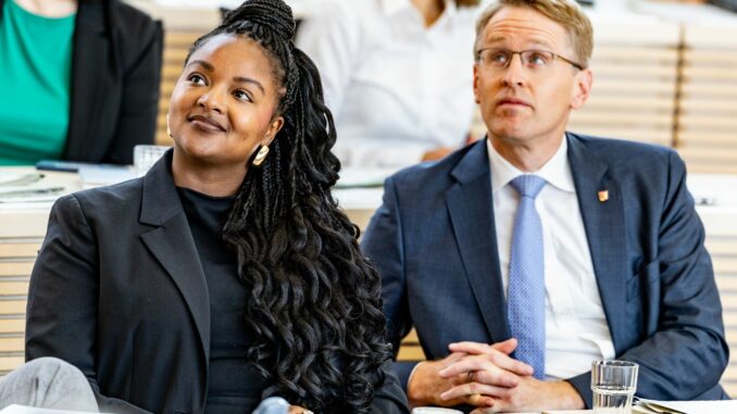 Sozialministerin Aminata Touré (Grüne) und Ministerpräsident Daniel Günther (CDU) wollen die Finanzierungslücke im Kita-System schließen. (Archivbild)