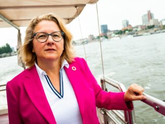 Bundesentwicklungsministerin Svenja Schulze auf einer Barkasse in Hamburg.