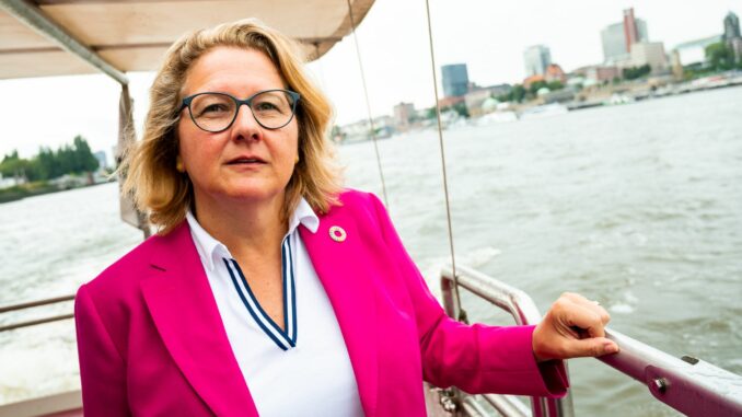 Bundesentwicklungsministerin Svenja Schulze auf einer Barkasse in Hamburg.