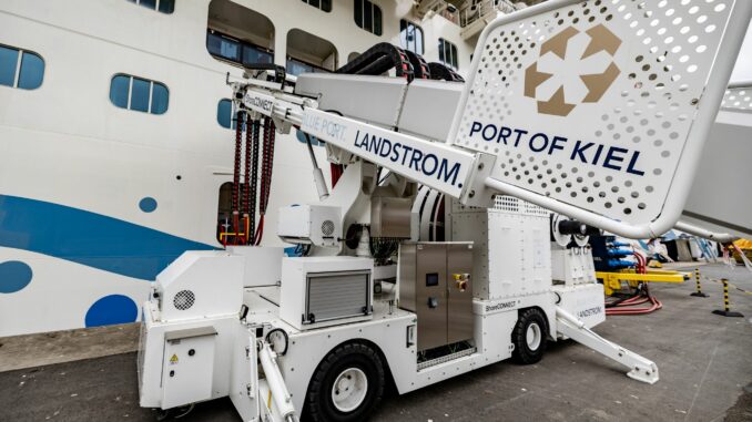 Viele Kruzfahrtschiffe nutzen im Kieler Hafen Landstrom.