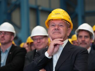 Bundeskanzler Olaf Scholz nimmt an einer Betriebsversammlung der Meyer Werft teil. (Archivbild)