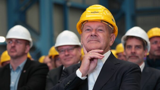 Bundeskanzler Olaf Scholz nimmt an einer Betriebsversammlung der Meyer Werft teil. (Archivbild)