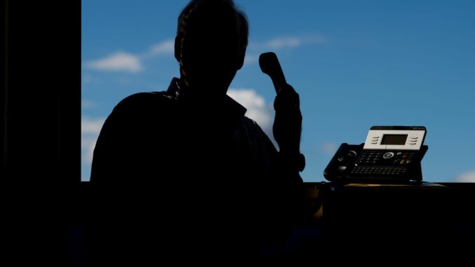 Ein Telefonbetrüger hat einen 55-Jährigen in Itzehoe um mehr als 1.000 Euro gebracht. (Symbolbild)