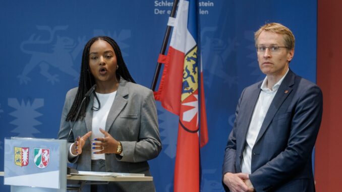 Schleswig-Holsteins Integrationsministerin Aminata Touré (Grüne) erläutert den Beschluss eines Sicherheitspakets.