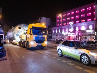 Ein Schwerlasttransport rollt durch das nächtliche Hamburg.