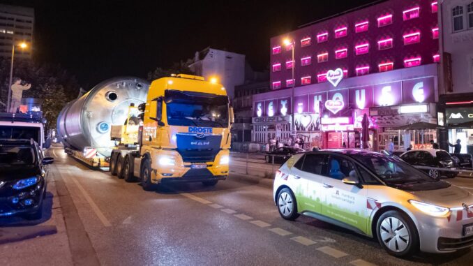 Ein Schwerlasttransport rollt durch das nächtliche Hamburg.