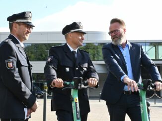 Verkehrsminister Claus Ruhe Madsen (CDU, rechts) will E-Scooter-Fahrer mit einer Präventionskampagne zu sicherem Fahren bewegen.