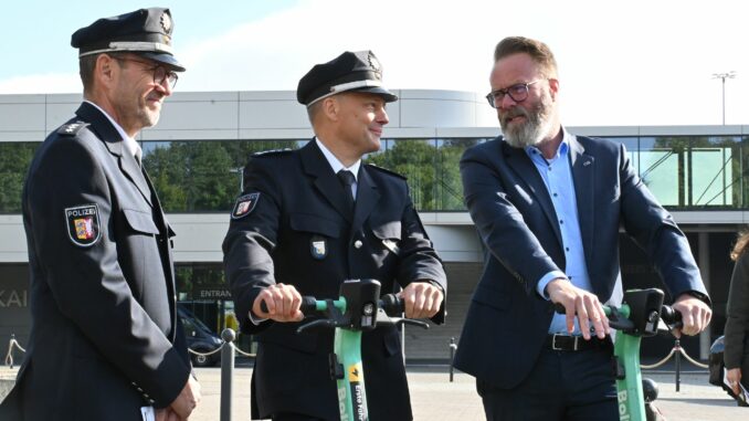 Verkehrsminister Claus Ruhe Madsen (CDU, rechts) will E-Scooter-Fahrer mit einer Präventionskampagne zu sicherem Fahren bewegen.