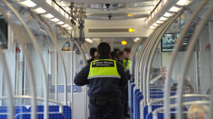 Ein Mitarbeiter kontrolliert Fahrgäste einer S-Bahn während des «Prüfmarathons» im Hamburger Verkehrsverbund