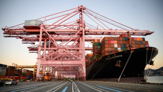 Container werden im Hafen in Busan verladen.