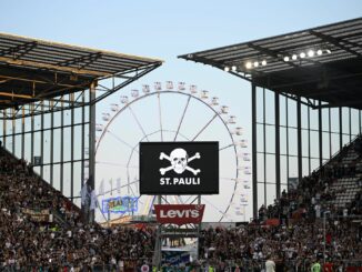 Die Fans des FC St. Pauli haben die Blindenfußballer des Clubs für die vierte deutsche Meisterschaft gefeiert.