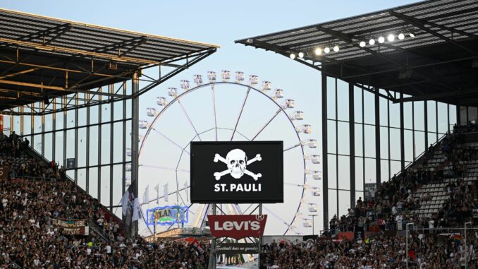 Die Fans des FC St. Pauli haben die Blindenfußballer des Clubs für die vierte deutsche Meisterschaft gefeiert.