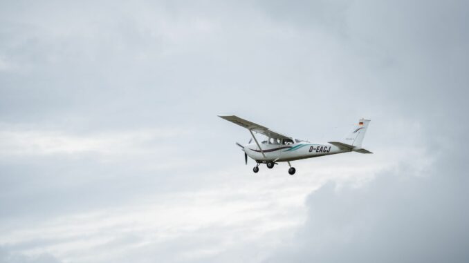 Der Pilot hatte Glück im Unglück. (Symbolbild)