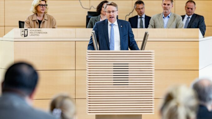 Daniel Günther stellt das Sicherheitspaket in einer Regierungserklärung vor. 