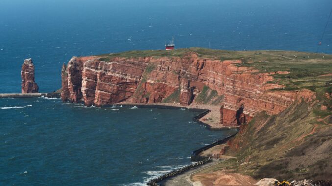 Von Ostfriesland aus fuhr ein Katamaran in den vergangenen Jahren die Hochseeinsel Helgoland an. (Archivbild)