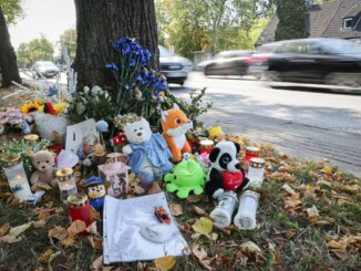 Nach dem Unfall in Billstedt, bei dem ein Kleinkind starb, sitzen die mutmaßlichen Unfallverursacher in U-Haft.