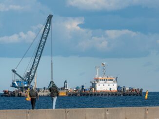 Ein Bagger auf dem Einsatzponton «Manta» hebt auf deutscher Seite den Tunnelgraben für die neue Fehmarnbeltquerung aus.