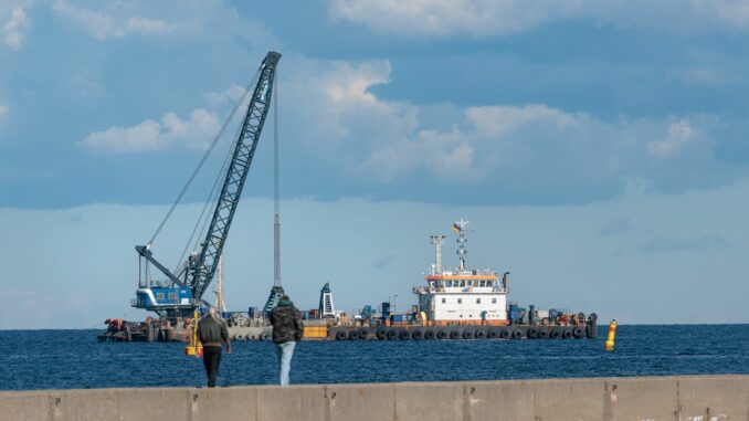 Ein Bagger auf dem Einsatzponton «Manta» hebt auf deutscher Seite den Tunnelgraben für die neue Fehmarnbeltquerung aus.