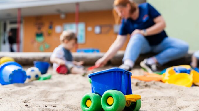 Laut einer Umfrage der Gewerkschaft GEW fühlen sich viele Kita-Beschäftigte stark überlastet. (Symbolbild)