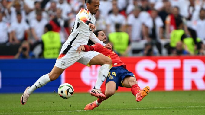 Leroyn Sané (l) bei seinem letzten Einsatz im EM-Viertelfinale gegen Spanien.