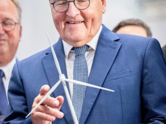 Bundespräsident Frank-Walter Steinmeier hat sich in einer Produktionshalle von Siemens Gamesa in Cuxhaven über die Fertigung von Maschinenhäusern für Windparks auf dem Meer informiert. Als Geschenk bekam er ein Modell einer Windkraftanlage.