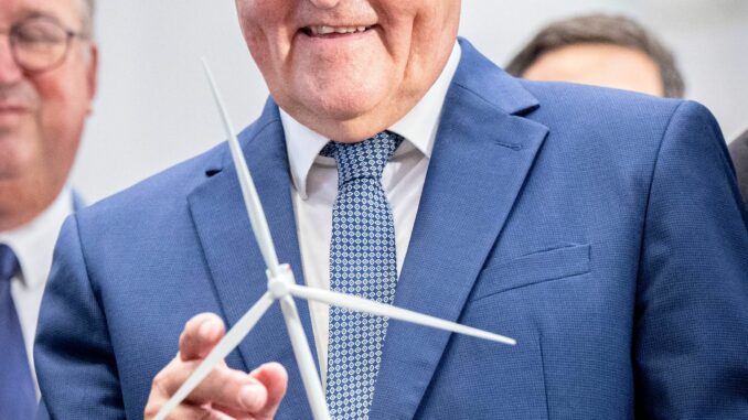 Bundespräsident Frank-Walter Steinmeier hat sich in einer Produktionshalle von Siemens Gamesa in Cuxhaven über die Fertigung von Maschinenhäusern für Windparks auf dem Meer informiert. Als Geschenk bekam er ein Modell einer Windkraftanlage.