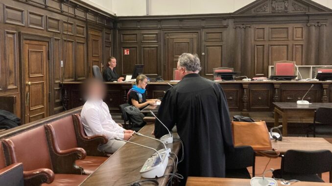 Der Angeklagte (l) mit seinem Verteidiger Viktor Bach (r) im Gerichtssaal des Hamburger Strafjustizgebäudes.