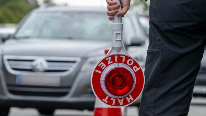 An der deutsch-dänischen Grenze beginnen am Montag stichprobenartige Grenzkontrollen. (Symbolfoto) 