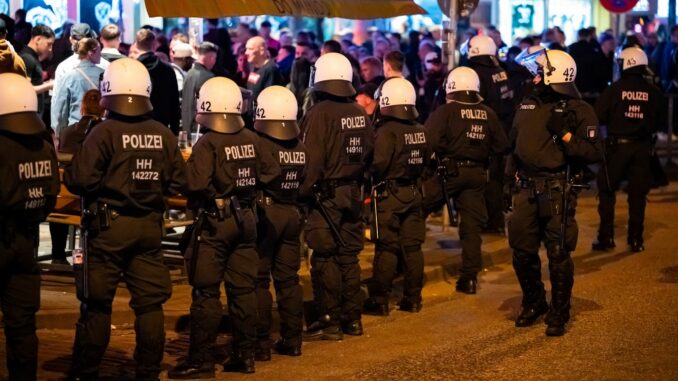 Die Kosten für Polizeieinsätze bei Fußballspielen sind schon lange ein Streitthema. 