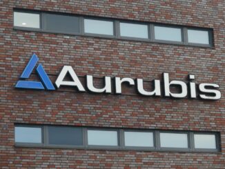 Blick auf das Logo an einem Gebäude auf dem Werksgelände der Aurubis AG.