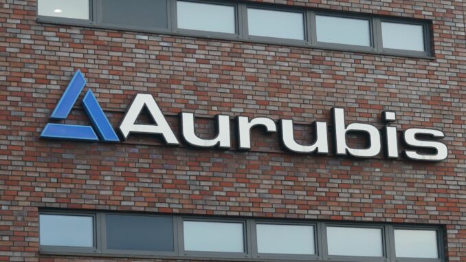 Blick auf das Logo an einem Gebäude auf dem Werksgelände der Aurubis AG.