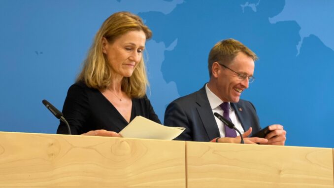 Daniel Günther und Silke Schneider stellen den Haushaltsentwurf 2025 vor. 