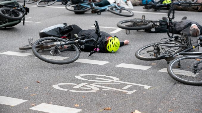 Bei dem Unfall kam ein 15 Jahre alter Radfahrer ums Leben. (Symbolbild)