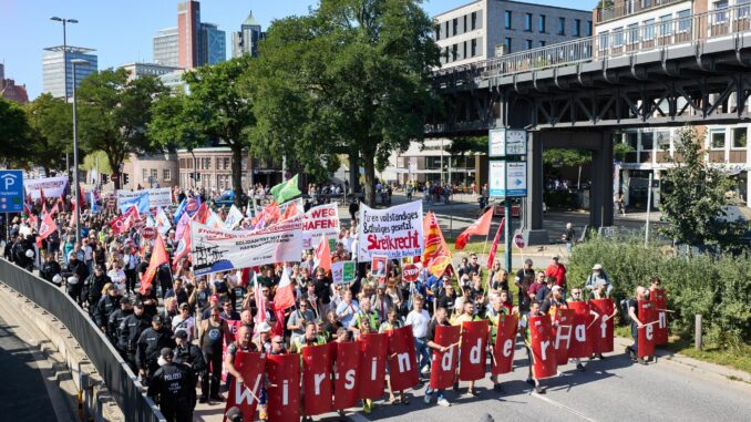 Eine Verdi-Demonstration in Hamburg gegen den HHLA-Umbau.