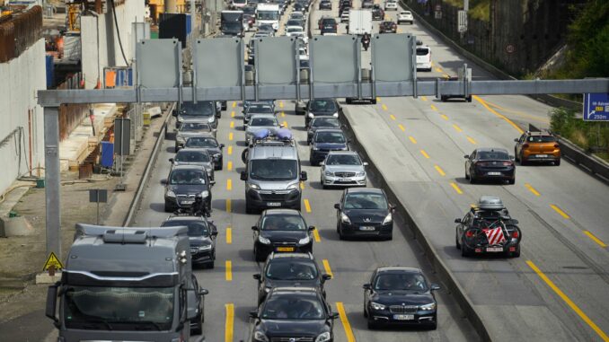 Hamburgs Autobahnen waren in den Sommerferien 2024 voller als noch 2023. (Symbolbild)