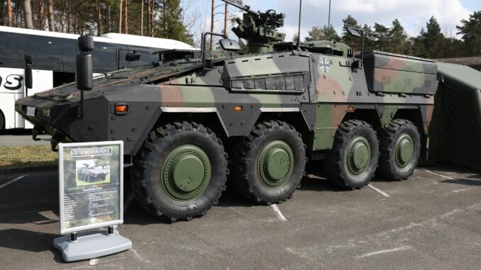 Auf den Straßen im Nordwesten sind derzeit Bundeswehr-Konvois unterwegs (Archivbild).