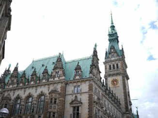 Vertreter des Senats, Handelskammer und Industrieunternehmen trafen sich zum Spitzengespräch im Hamburger Rathaus. (Archiv)