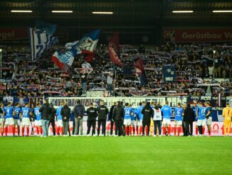 Die Kieler Fans trösten die Mannschaft nach dem 1:6 gegen den FC Bayern München.