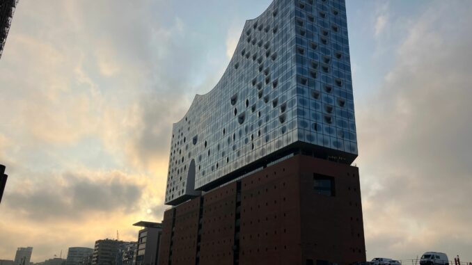 Ein Fehlalarm führt zu einem Konzertabbruch in der Elbphilharmonie. (Archivbild)