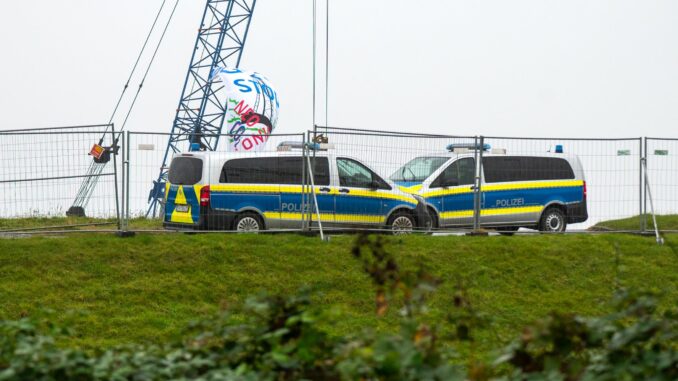 Aktivisten und Aktivistinnen von «Ende Gelände» blockieren die LNG-Baustelle in Brunsbüttel.