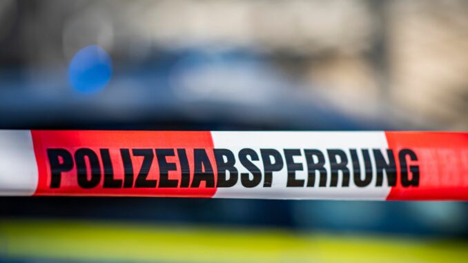 Die Polizei fahndet mit Lichtbildern nach einem 32-Jährigen. (Symbolfoto)