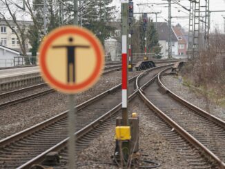 Der Zugverkehr bleibt wohl bis Sonntag eingeschränkt. (Symbolbild)