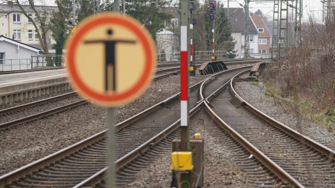 Der Zugverkehr bleibt wohl bis Sonntag eingeschränkt. (Symbolbild)