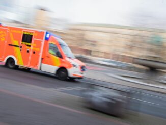 Zu dem Unfall kam es nach Angaben der Polizei, als der Junge mit seinem Fahrrad eine Straße überqueren wollte. (Symbolbild)