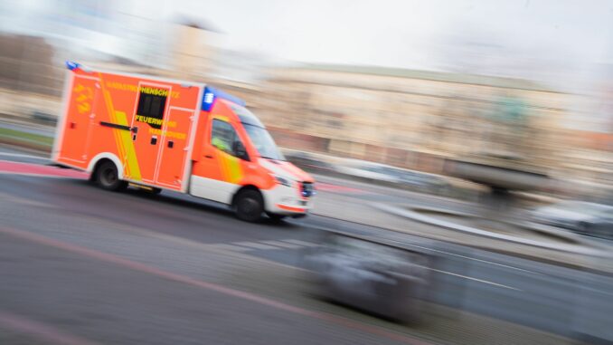 Zu dem Unfall kam es nach Angaben der Polizei, als der Junge mit seinem Fahrrad eine Straße überqueren wollte. (Symbolbild)