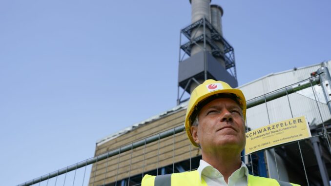 Wenige Wochen nach Übergabe von Förderbescheiden durch Bundeswirtschaftsminister Habeck hat Siemens Energy einen Auftrag zum Bau einer Wasserstoff-Produktionsanlage in Hamburg bekommen. (Archivbild)