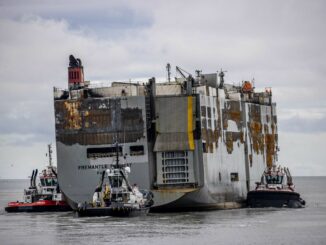 Der Autofrachter «Fremantle Highway» wird nach einem Brand an Bord in einen Hafen gezogen.