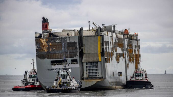 Der Autofrachter «Fremantle Highway» wird nach einem Brand an Bord in einen Hafen gezogen.