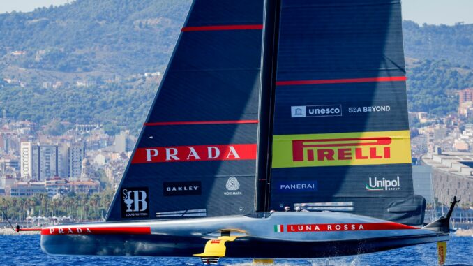 Segelt um die Teilnahme am 37. America's Cup: das AC75-Boot des italienischen Luna Rosa Prada Pirelli Teams.